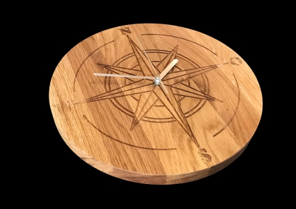 Wanduhr "Kompass von Goertz" aus Eichenholz